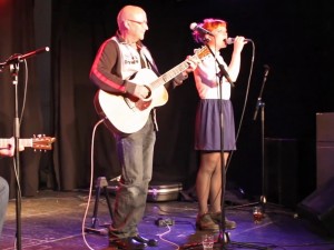 Sys Bjerre synger duet med far Nikolai