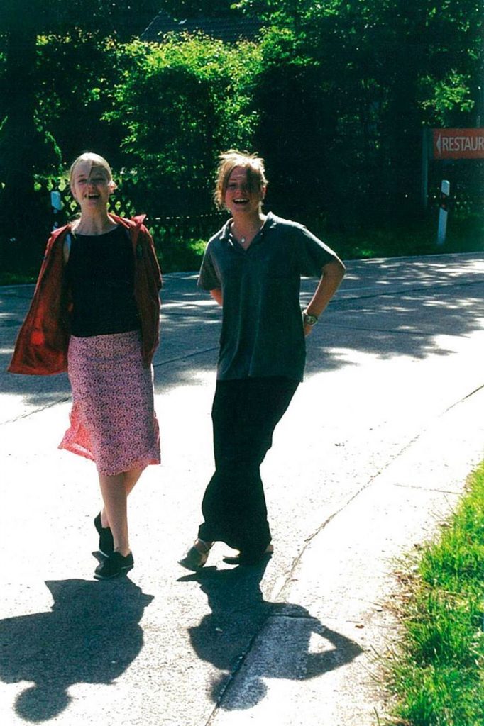 SYS BJERRE (T.H.) MED SIN LILLESØSTER BOLETTE PÅ EN RASTEPLADS PÅ VEJ PÅ KLASSISK KØR-SELV-FERIE TIL ITALIEN.