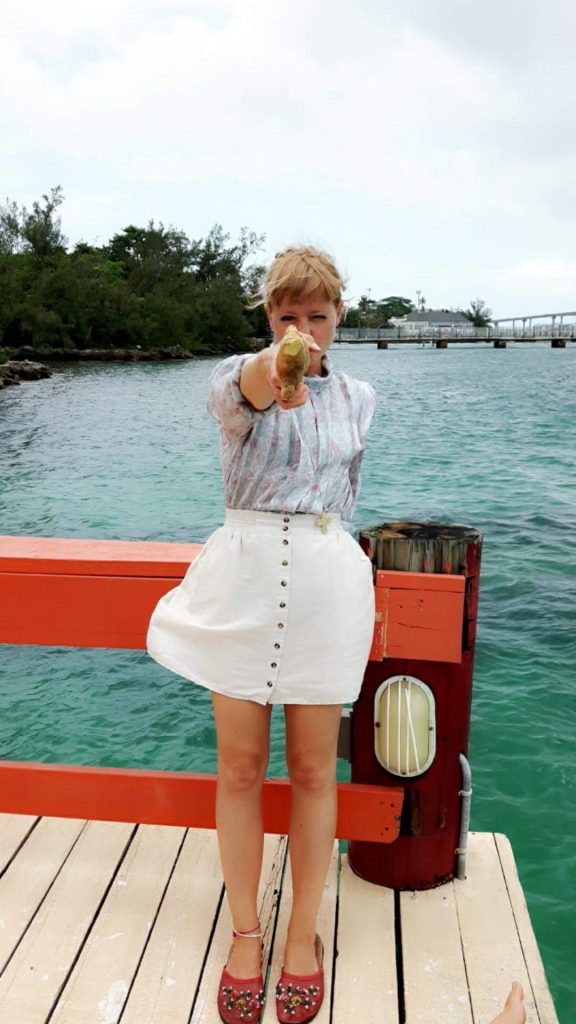 Sys Bjerre holder en ingefær som en pistol